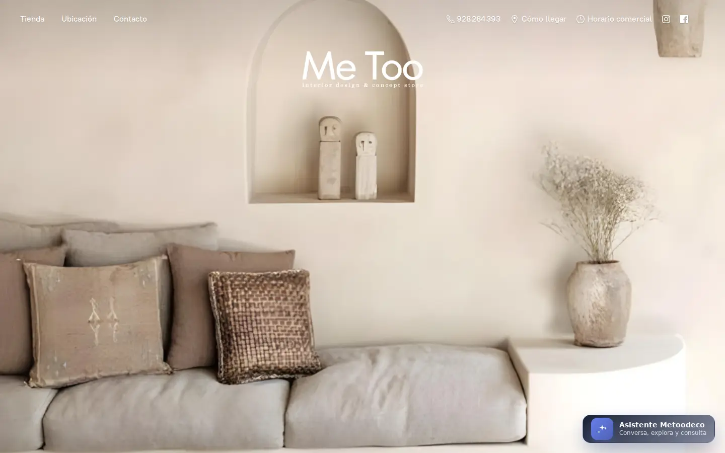 Me Too Interior Design & Concept Store, con el asistente de iabot en la esquina inferior derecha